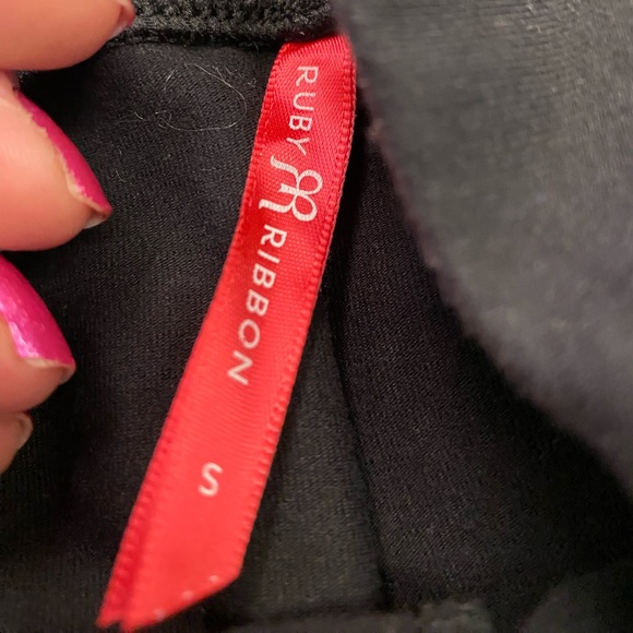 Ruby Ribbon Capris - Picture 2 of 3